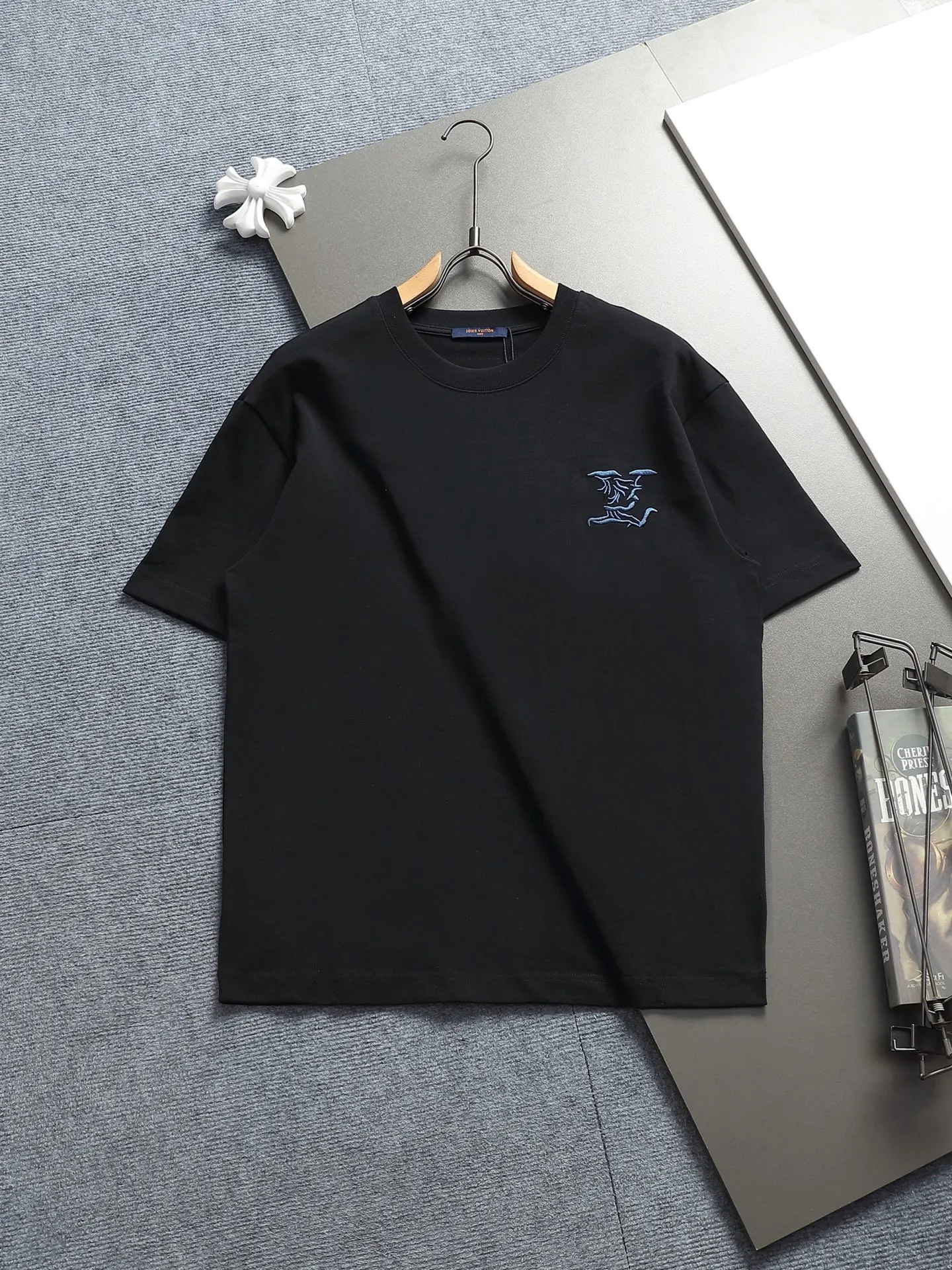 🅿️220 Louis Vuitton/Louis Vuitton High-end craftsmanship 1,000-needle embroidery. The large logo is exquisitely upgraded, inspired by the retro embroidery of the 1980s. Original fabric. Official same style. Short-sleeved T-shirt. Same vat dyed fabric. Very comfortable to the touch. The latest brick cabinet synchronization for spring and summer. Fashionable and personalized. Super versatile and good-looking. Very suitable for both men and women. A must-have for everyone. Hang tag. Collar label. Washed wheat. Complete with three labels. Color: black, white, khaki. Size: S M L XL |